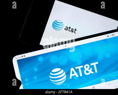 9. April 2021, Ukraine: In dieser Fotolampillustration werden AT&T-Logos auf Smartphones angezeigt. (Bild: © Igor Golovniov/SOPA Images via ZUMA Wire) Stockfoto