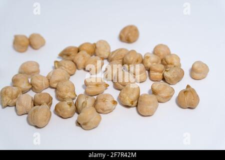 Eine Nahaufnahme von Kichererbsen in Studioeinstellungen.Kichererbsen, auch als Garbanzo-Bohnen bekannt, gehören zur Familie der Hülsenfrüchte. Stockfoto