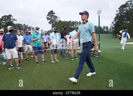 Augusta, Usa. April 2021. Justin Rose kommt am Freitag, den 9. April 2021, bei der zweiten Runde des Masters-Turniers 2021 im Augusta National Golf Club in Augusta, Georgia, an den Zuschauern vorbei. Foto von Kevin Dietsch/UPI Credit: UPI/Alamy Live News Stockfoto