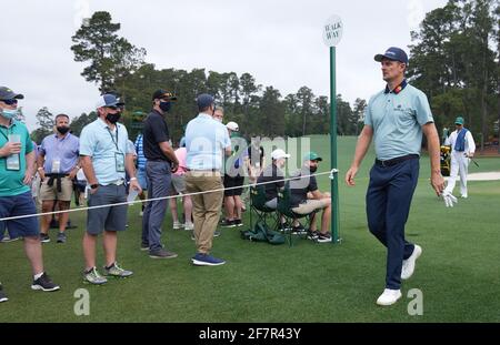 Augusta, Usa. April 2021. Justin Rose kommt am Freitag, den 9. April 2021, bei der zweiten Runde des Masters-Turniers 2021 im Augusta National Golf Club in Augusta, Georgia, an den Zuschauern vorbei. Foto von Kevin Dietsch/UPI Credit: UPI/Alamy Live News Stockfoto