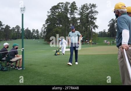 Augusta, Usa. April 2021. Justin Rose kommt am Freitag, den 9. April 2021, bei der zweiten Runde des Masters-Turniers 2021 im Augusta National Golf Club in Augusta, Georgia, an den Zuschauern vorbei. Foto von Kevin Dietsch/UPI Credit: UPI/Alamy Live News Stockfoto