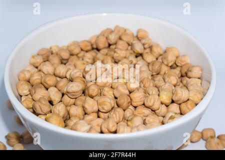 Eine Nahaufnahme von Kichererbsen in Studioeinstellungen.Kichererbsen, auch als Garbanzo-Bohnen bekannt, gehören zur Familie der Hülsenfrüchte. Stockfoto