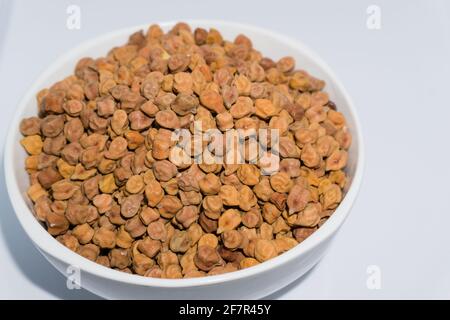 Eine Schüssel mit schwarzen Kichererbsen in Studioeinstellungen. Kabuli Chana gilt als einer der frühesten kultivierten Hülsenfrüchte. Es ist ein kleiner, harter, knorrigen Beig Stockfoto