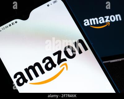 In dieser Abbildung sehen Sie die Amazon-Logos, die auf Smartphones angezeigt werden. (Foto von Igor Golovniov / SOPA Images/Sipa USA) Stockfoto