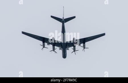 Silhouette des russischen Turboprop strategischen Bombers Tupolev TU-95 im bewölkten Himmel. Stockfoto