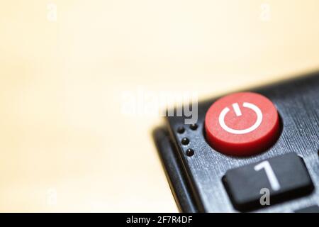 Nahaufnahme der Einschalttaste auf der Fernbedienung des Fernsehers mit Braille-Schrift und Speicherplatz kopieren Stockfoto