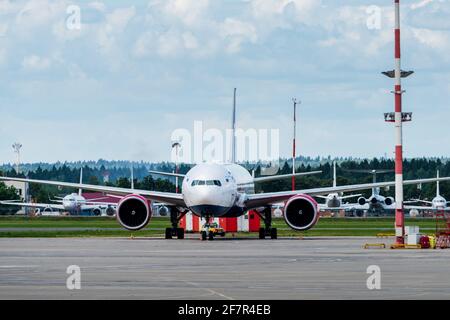 2. Juli 2019 Moskau, Russland. Flugzeuge am Flughafen Vnukovo bei sonnigem Wetter Stockfoto