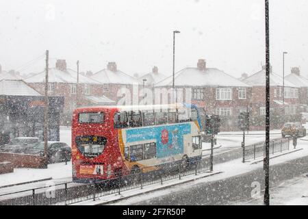 Newcastle upon Tyne High Heaton - 17.01.2019: Newcastle Schneesturm 2019. Januar - EIN Stagecoach-Bus fährt entlang der Straße Stockfoto