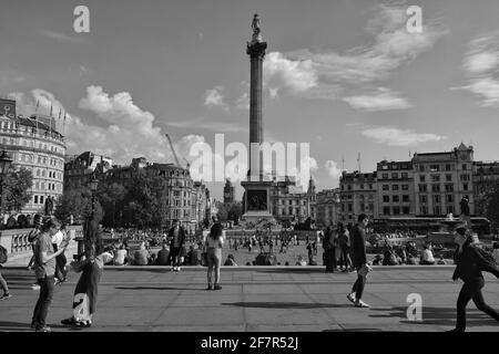 London, Großbritannien - 21. Mai 2018 : Blick auf Touristen und Londoner rund um den Trafalgar Square in Schwarz-Weiß Stockfoto