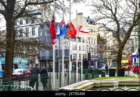 Brighton, Großbritannien. April 2021. Flaggen, die am Halbmast am Brighton war Memorial nach der Ankündigung des Todes von Prinz Philip, dem Herzog von Edinburgh, heute fliegen : Credit: Simon Dack/Alamy Live News Stockfoto