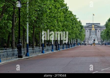 Die Mall Avenue, die zum Buckingham Palace in London führt Vereinigtes Königreich Stockfoto