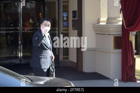 Wien, Österreich. April 2021. Wang Qun, chinesischer Gesandter bei den Vereinten Nationen und anderen internationalen Organisationen in Wien, trifft am 9. April 2021 in Wien, Österreich, am Veranstaltungsort der Iran-Atomabkommen-Gespräche ein. UM MIT '3rd LD WriteThru zu GEHEN: Chinesischer Gesandter drängt die USA, unilaterale Sanktionen gegen den Iran sofort aufzuheben' Quelle: Guo Chen/Xinhua/Alamy Live News Quelle: Xinhua/Alamy Live News Stockfoto