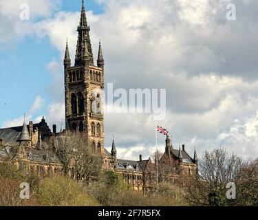 Glasgow, Schottland, Großbritannien. April 2021. Duke of edinburgh verging sah Flaggen an Halbmast an der Universität von Glasgow. Quelle: gerard Ferry/Alamy Live News Stockfoto