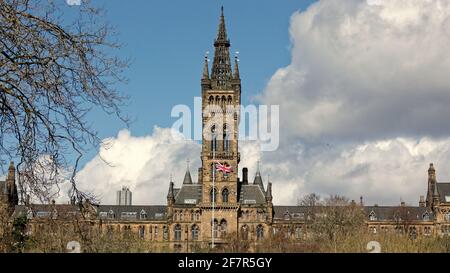 Glasgow, Schottland, Großbritannien. April 2021. Duke of edinburgh verging sah Flaggen an Halbmast an der Universität von Glasgow. Quelle: gerard Ferry/Alamy Live News Stockfoto