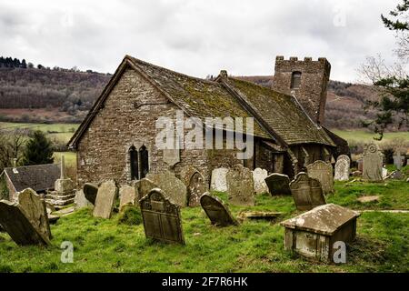 St Martin's Church, Cwmyoy, als die "Schiefe Kirche', in der Nähe von Abergavenny, Monmouithshire, Wales, UK Stockfoto