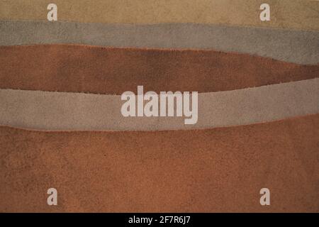 Lederteile Sortiment background.brown echtes Leder.Rohstoffe für die Herstellung von Accessoires, Schuhen und Kleidung aus echtem Leder Stockfoto