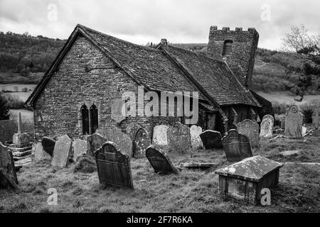 St Martin's Church, Cwmyoy, als die "Schiefe Kirche', in der Nähe von Abergavenny, Monmouithshire, Wales, UK Stockfoto