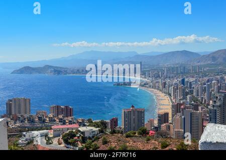 Blick von oben auf Benidorm und den Strand tagsüber bei sonnigem Wetter. Spanien. Stockfoto