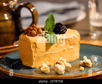 Foto von einem leckeren Honigkuchen in einem Café für Abendessen Stockfoto