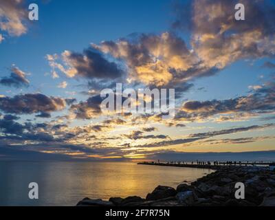 Sonnenuntergang über dem Steg und dem ruhigen flachen Steg, Golf von Mexiko von Venedig, Florida, USA Stockfoto