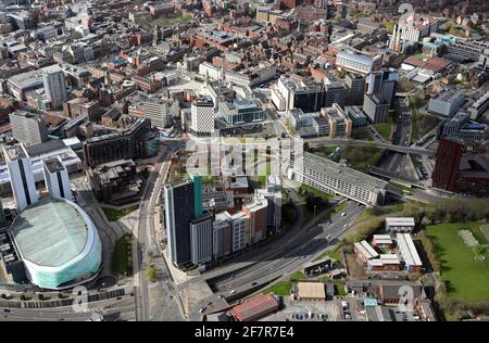 Luftaufnahme aus dem Nordosten in Richtung Leeds Stadtzentrum mit der ersten Direct Arena, Premier Inn und Studentenunterkunft im Vordergrund Stockfoto