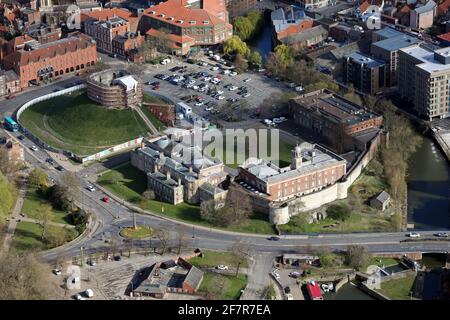 Luftaufnahme von York Castle, oder besser gesagt Cliffords Tower und York Crown Court, North Yorkshire Stockfoto
