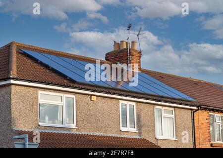 Solarzellen auf dem Dach eines Hauses Stockfoto