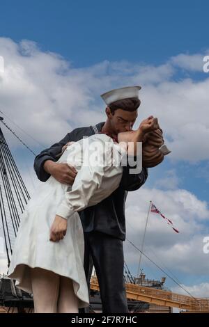 Die Statue des Matrosen, der eine Frau am küsst Kriegsende nach dem Foto von Alfred Eisenstaedt Stockfoto