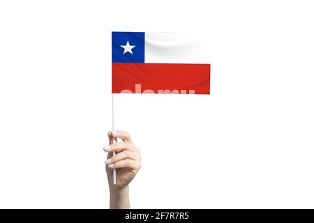 Schöne weibliche Hand hält Chile Flagge, isoliert auf weißem Hintergrund. Stockfoto