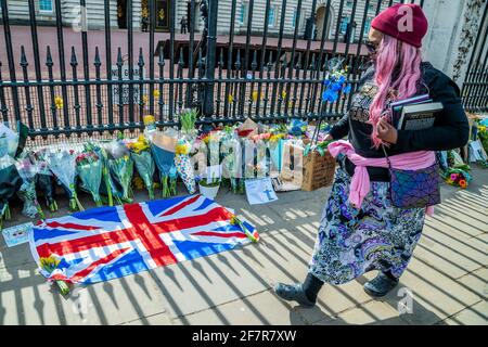 London, Großbritannien. April 2021. Blumengebete für den Herzog von Edinburgh vor dem Buckingham Palace, London. Kredit: Guy Bell/Alamy Live Nachrichten Stockfoto