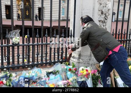 London, Großbritannien. April 2021. Blumengebete, die von Menschen im Buckingham Palace nach der Bekanntgabe des Todes von Prinz Philip abgelegt wurden.Credit: Paul Brown/Alamy Live News Stockfoto