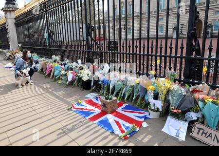 London, Großbritannien. April 2021. Blumengebete, die von Menschen im Buckingham Palace nach der Bekanntgabe des Todes von Prinz Philip abgelegt wurden.Credit: Paul Brown/Alamy Live News Stockfoto