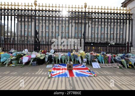 London, Großbritannien. April 2021. Blumengebete, die von Menschen im Buckingham Palace nach der Bekanntgabe des Todes von Prinz Philip abgelegt wurden.Credit: Paul Brown/Alamy Live News Stockfoto