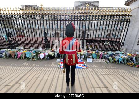 London, Großbritannien. April 2021. Blumengebete, die von Menschen im Buckingham Palace nach der Bekanntgabe des Todes von Prinz Philip abgelegt wurden.Credit: Paul Brown/Alamy Live News Stockfoto