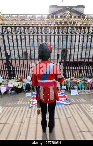 London, Großbritannien. April 2021. Blumengebete, die von Menschen im Buckingham Palace nach der Bekanntgabe des Todes von Prinz Philip abgelegt wurden.Credit: Paul Brown/Alamy Live News Stockfoto