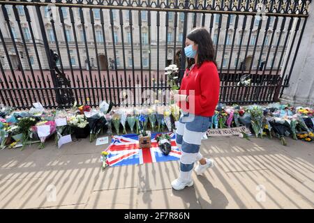 London, Großbritannien. April 2021. Blumengebete, die von Menschen im Buckingham Palace nach der Bekanntgabe des Todes von Prinz Philip abgelegt wurden.Credit: Paul Brown/Alamy Live News Stockfoto