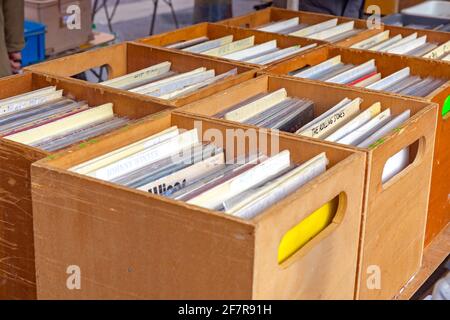 Nice, Frankreich - 29. Januar 2018: LP Vinyl Records in Boxen auf dem Cours Saleya Flohmarkt in Nizza, Frankreich. Stockfoto