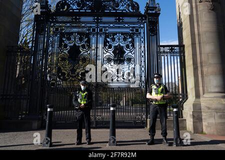 Edinburgh, Schottland, Großbritannien. 9. April 2021. Heute fliegen in Edinburgh Flaggen am Halbmast, als Prinz Philip, der Herzog von Edinburgh, starb. PIC; Polizei steht vor den Toren des Palastes von Holyroodhouse. Iain Masterton/Alamy Live News Stockfoto