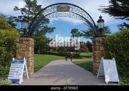 Pebble Beach, CA / USA - 4. April 2021: Ein Metallbogen über einem Eingang zu den berühmten Pebble Beach Golf Links und Resorts wird tagsüber angezeigt. Stockfoto