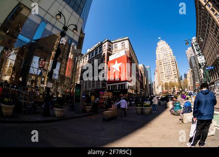 Macy’s Kaufhaus am Dienstag, den 30. März 2021, auf dem belebten Herald Square in New York. (© Richard B. Levine) Stockfoto