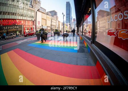 Am Dienstag, den 30. März 2021, entfernt ein Arbeiter vor Macy’s Kaufhaus einen Vinyl-Regenbogen. Die Ausstellung war Teil einer Promotion für die Lacoste X Polaroid Kollaboration, die bei Macy’s verkauft wurde. Der Regenbogen ist seit der Einführung von Polaroids erstem Instant-Farbfilm im Jahr 1963 Teil des Polaroid-Logos. (© Richard B. Levine) Stockfoto