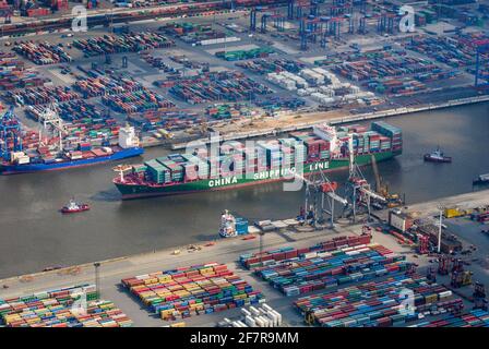Der HHLA Container Terminal Altenwerder (CTA) ist eines der weltweit modernsten Containerterminals. Es gehört der Hamburger Hafen und Logistik AG. Stockfoto