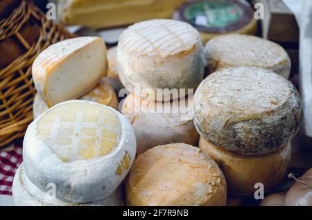 Traditioneller Pecorino-Käse und Tomakäse auf einem Marktstand im Piemont, Italien Stockfoto