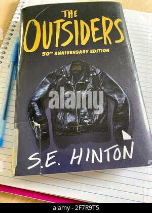 The Outsiders (50. Jubiläumsausgabe) von SE Hinton - der Coming-of-Age-Roman von 1967. Stockfoto