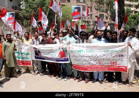 Mitglieder der paramedizinischen Mitarbeitervereinigung veranstalten am Freitag, dem 09. April 2021, im Hyderabad-Presseclub eine Protestdemonstration gegen die Nichtzahlung ihrer Gehälter. Stockfoto