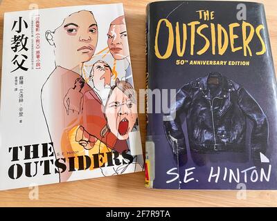 The Outsiders von SE Hinton - Ausgabe zum 50. Jahrestag und Mandarin-chinesische Übersetzung. Stockfoto