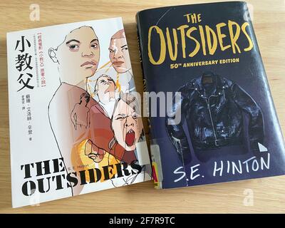 The Outsiders von SE Hinton - Ausgabe zum 50. Jahrestag und Mandarin-chinesische Übersetzung. Stockfoto