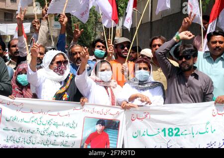 Mitglieder der paramedizinischen Mitarbeitervereinigung veranstalten am Freitag, dem 09. April 2021, im Hyderabad-Presseclub eine Protestdemonstration gegen die Nichtzahlung ihrer Gehälter. Stockfoto