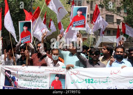 Mitglieder der paramedizinischen Mitarbeitervereinigung veranstalten am Freitag, dem 09. April 2021, im Hyderabad-Presseclub eine Protestdemonstration gegen die Nichtzahlung ihrer Gehälter. Stockfoto