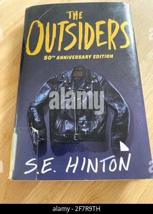 The Outsiders (50. Jubiläumsausgabe) von SE Hinton - der Coming-of-Age-Roman von 1967. Stockfoto